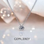 クリスタルネックレス